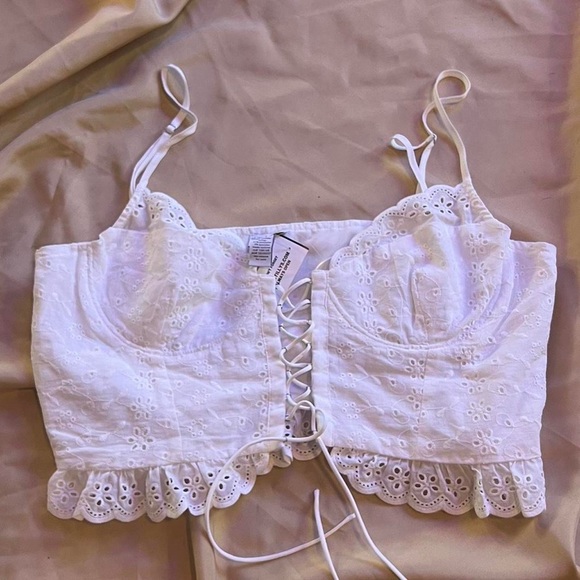 NEVER WORN Adorable eyelet underwire flounce trim corset top bralette - Picture 3 of 4